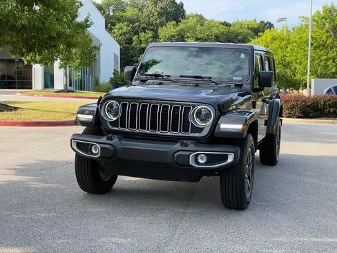 Used 2025 Jeep Wrangler Unlimited Sahara AWD/4WD image 3