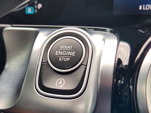 Used 2025 Mercedes-Benz GLB 250 image 32