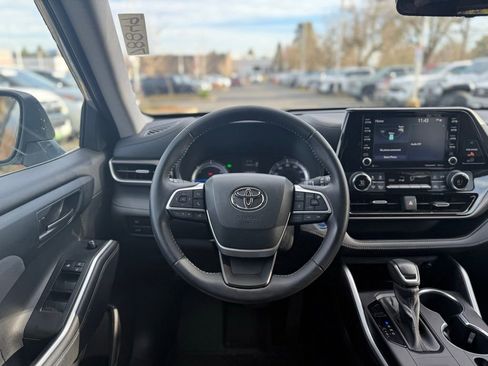 Used 2022 Toyota Highlander LE image 24