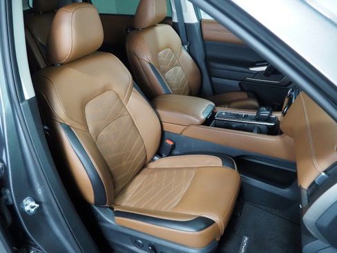 Used 2023 Nissan Pathfinder Platinum FWD image 2