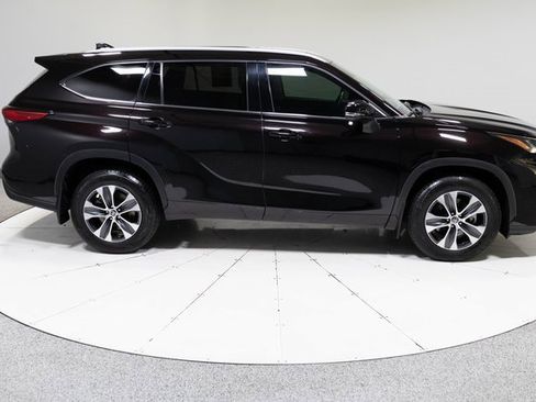 Used 2022 Toyota Highlander XLE image 7