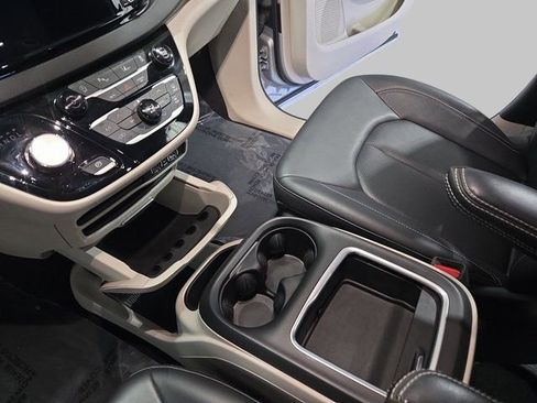 Used 2024 Chrysler Pacifica Touring-L image 26