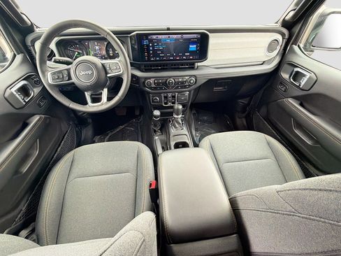 Used 2025 Jeep Wrangler Sahara image 43