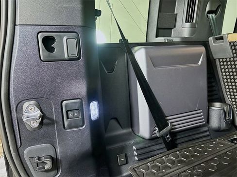 Used 2025 Land Rover Defender 110 X-Dynamic SE image 27