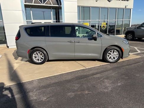 Used 2023 Chrysler Pacifica Touring-L image 7