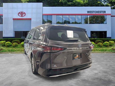 Used 2023 Toyota Sienna Platinum AWD/4WD image 5