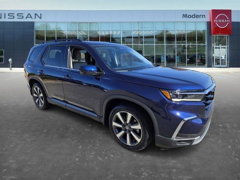 Used 2025 Honda Pilot Touring image 3