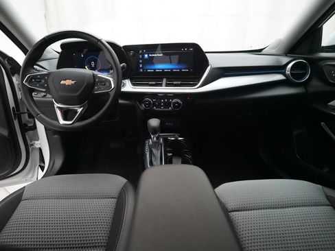 Used 2024 Chevrolet Trax LT w/ Sunroof Package FWD image 5