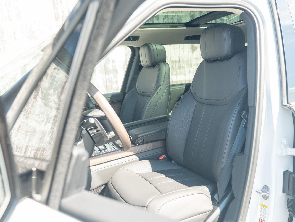 New 2026 Land Rover Range Rover Long Wheelbase SE AWD/4WD image 18