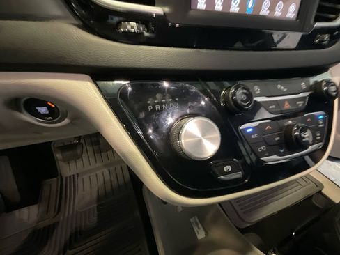 Used 2020 Chrysler Pacifica Touring-L FWD image 20