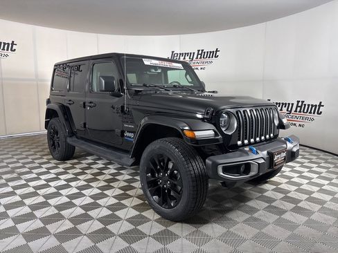 Used 2022 Jeep Wrangler Unlimited Sahara w/ Cold Weather Group AWD/4WD image 3