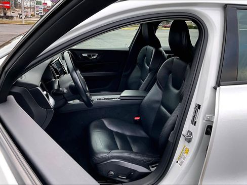 Used 2020 Volvo V60 T5 Momentum image 8