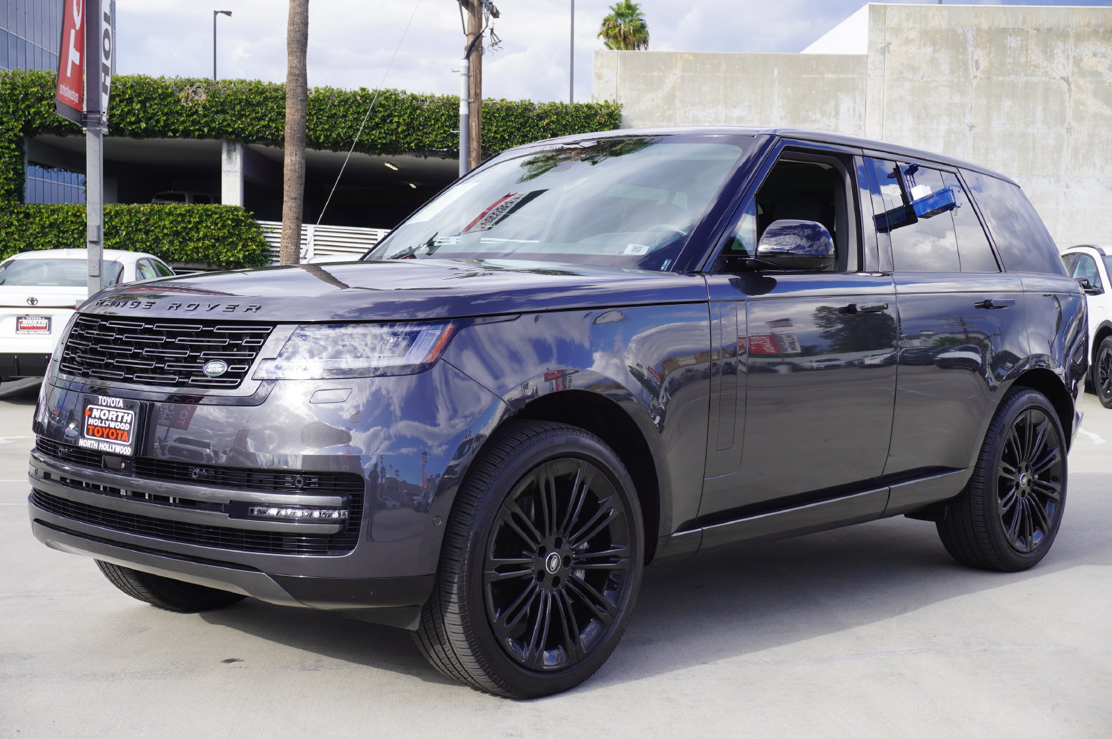 Used 2025 Land Rover Range Rover SE AWD/4WD image 4