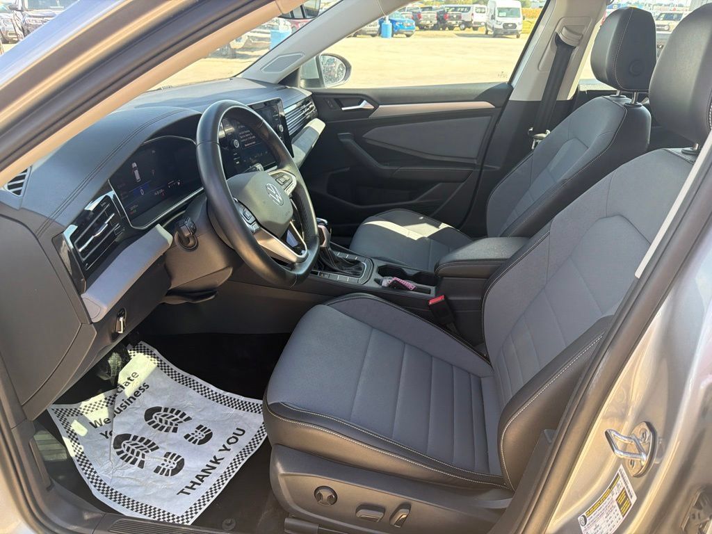 Used 2025 Volkswagen Jetta SE FWD image 10