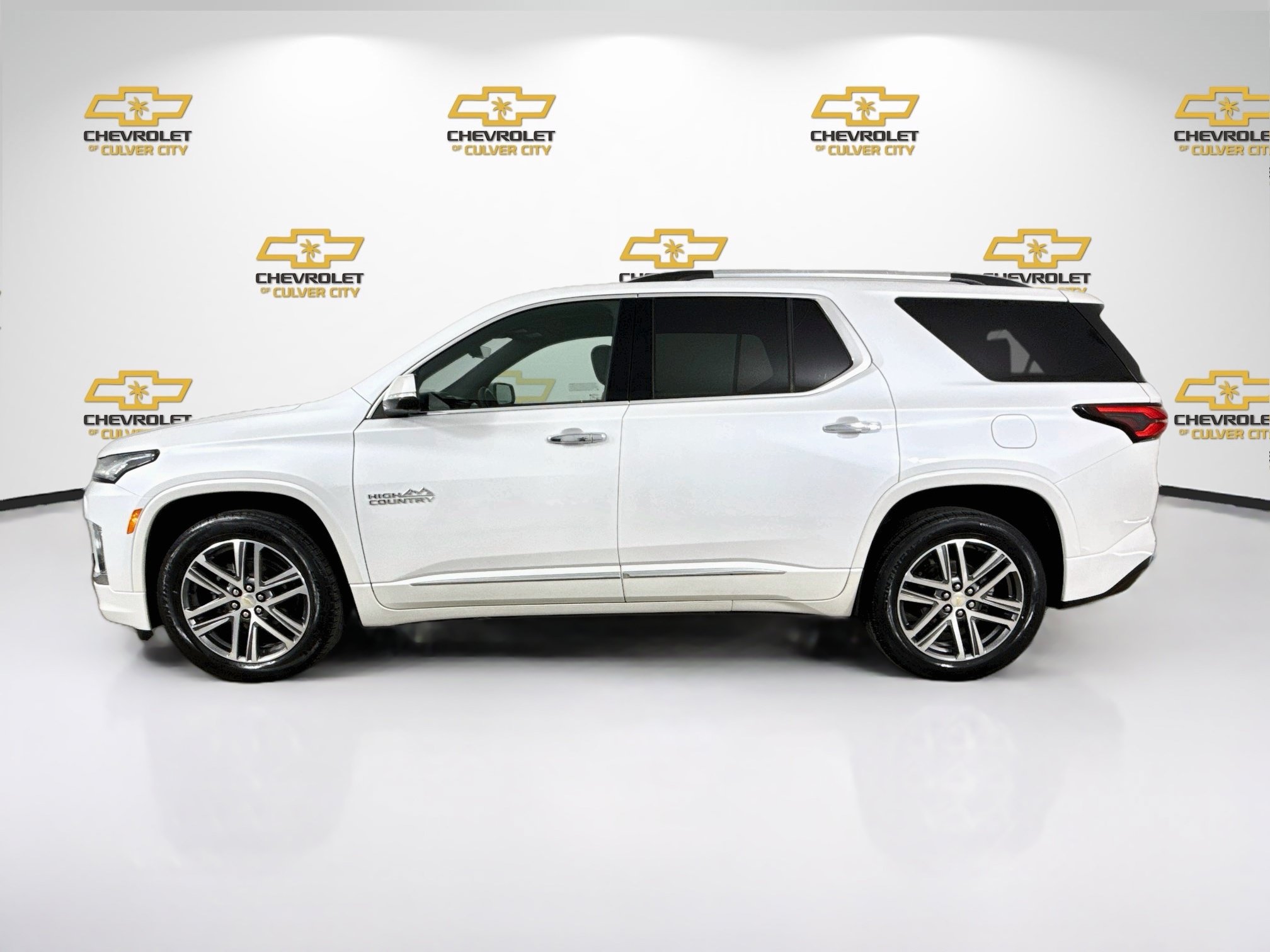 Used 2023 Chevrolet Traverse High Country FWD image 5
