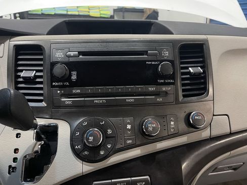 Used 2011 Toyota Sienna LE image 9