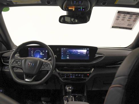 Used 2024 Buick Envista Avenir image 2