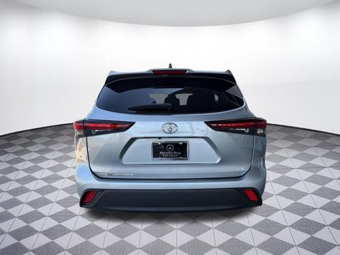 Used 2025 Toyota Highlander LE FWD image 10