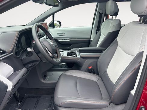 Used 2024 Toyota Sienna XSE FWD image 7