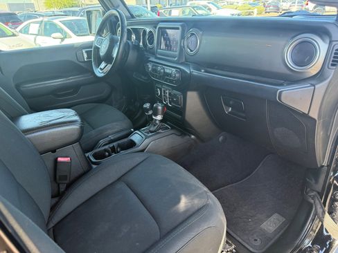 Used 2019 Jeep Wrangler Unlimited Sahara AWD/4WD image 28