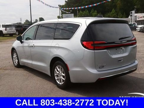 Used 2024 Chrysler Pacifica Touring-L FWD image 5