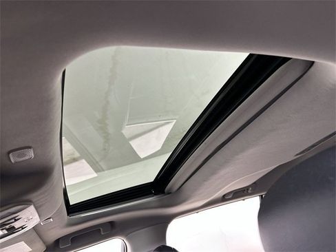 Used 2023 Toyota Highlander XLE image 19