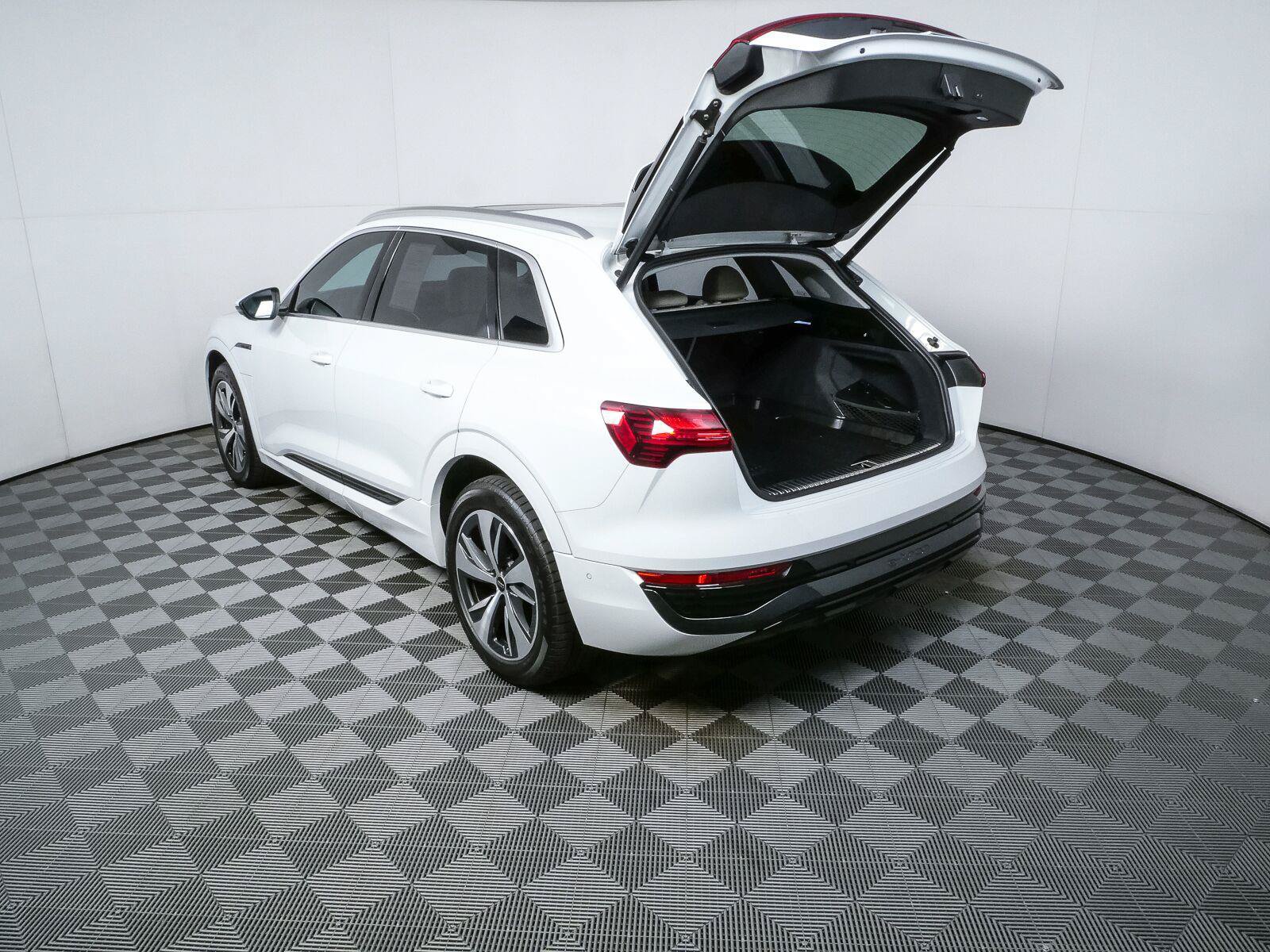 Used 2024 Audi Q8 e-tron Premium Plus w/ Premium Plus Package AWD/4WD image 32