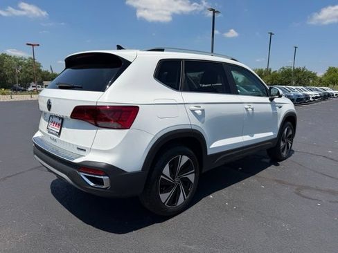 Certified 2024 Volkswagen Taos SE w/ Panoramic Sunroof Package AWD/4WD image 8