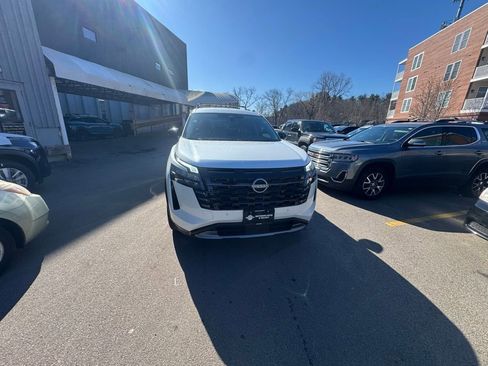 New 2026 Nissan Pathfinder SL image 3