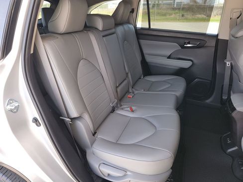 Used 2022 Toyota Highlander XLE image 15