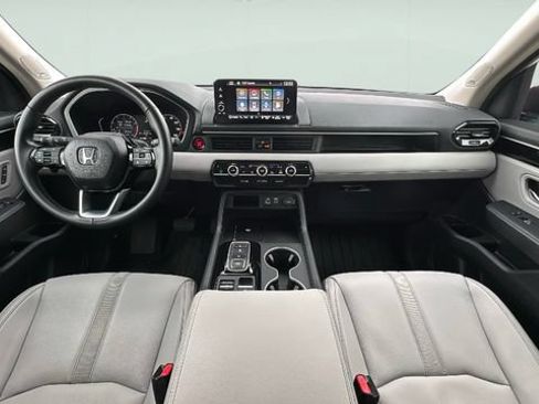 Used 2025 Honda Pilot Touring image 12