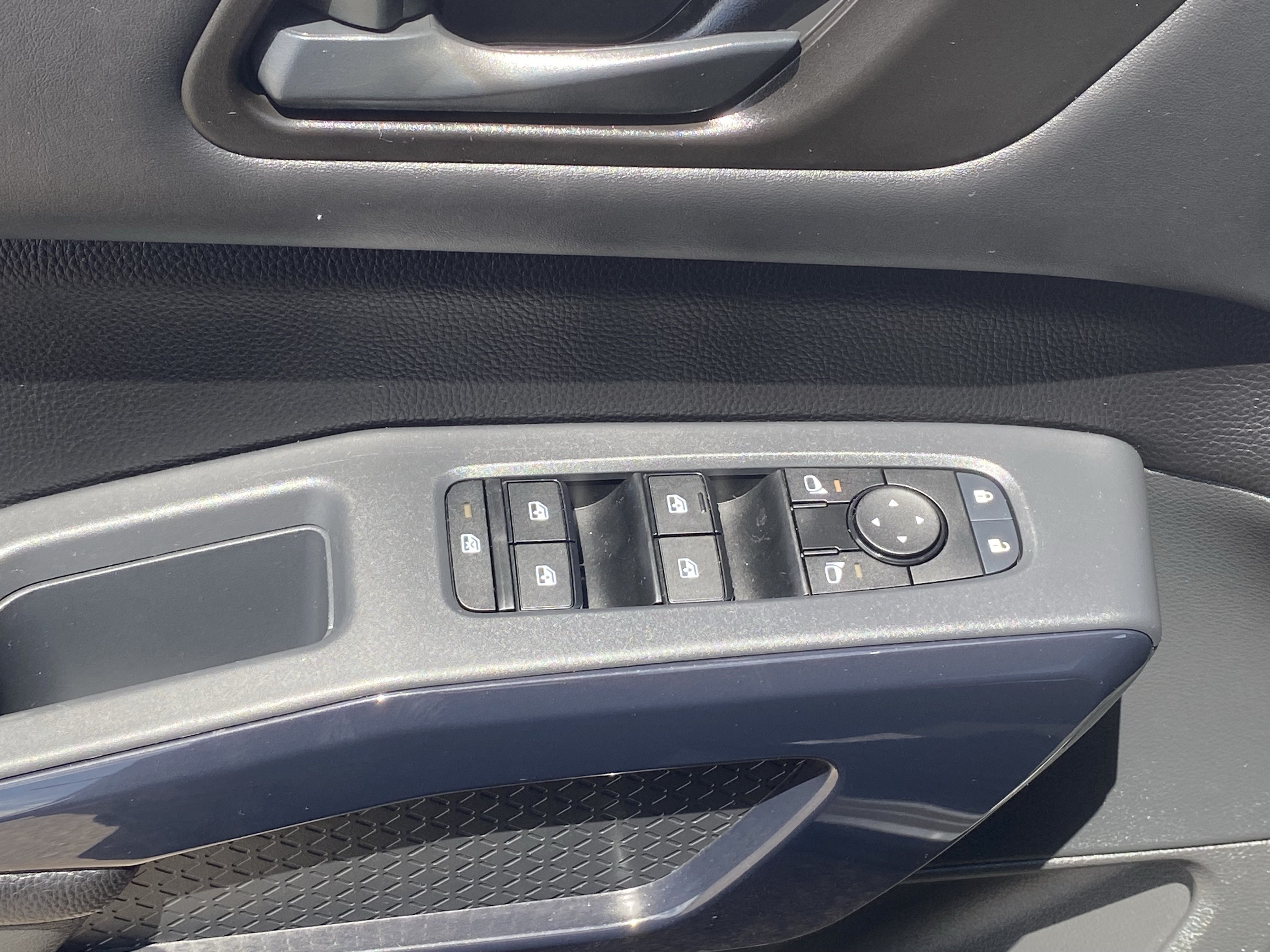 Used 2025 Nissan Pathfinder S FWD image 19