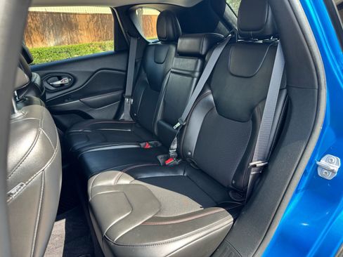Used 2019 Jeep Cherokee Trailhawk AWD/4WD image 25