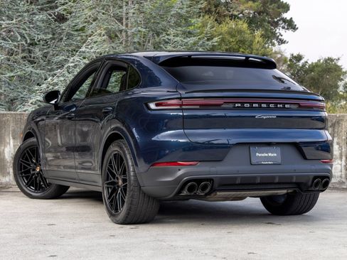 Certified 2025 Porsche Cayenne Coupe AWD/4WD image 3