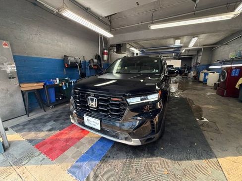 Certified 2023 Honda Pilot TrailSport image 1