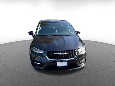 Used 2023 Chrysler Pacifica Touring-L FWD image 4