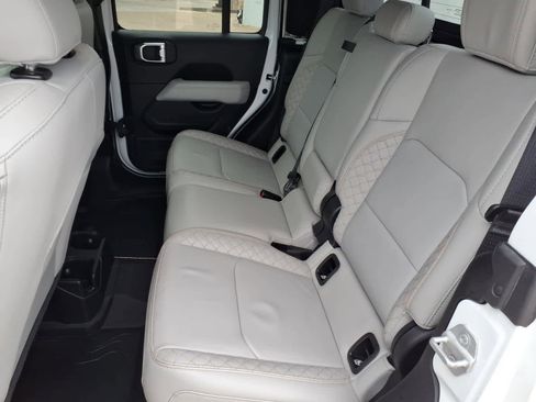 Used 2023 Jeep Gladiator Overland AWD/4WD image 21