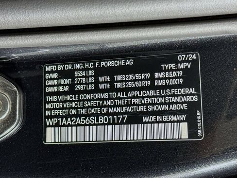 Certified 2025 Porsche Macan AWD/4WD image 34