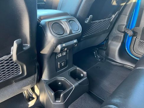 Used 2024 Jeep Gladiator Sport w/ Premium Package AWD/4WD image 16