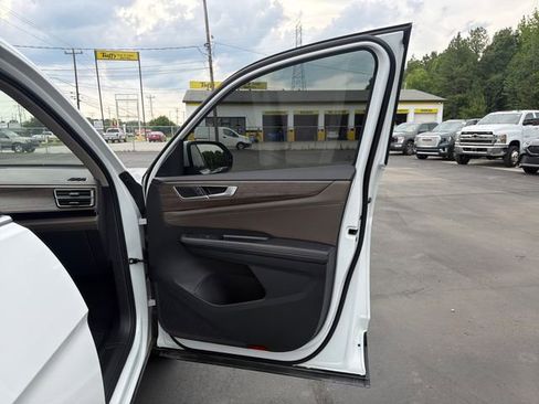 Used 2024 Volkswagen Atlas SEL AWD/4WD image 25