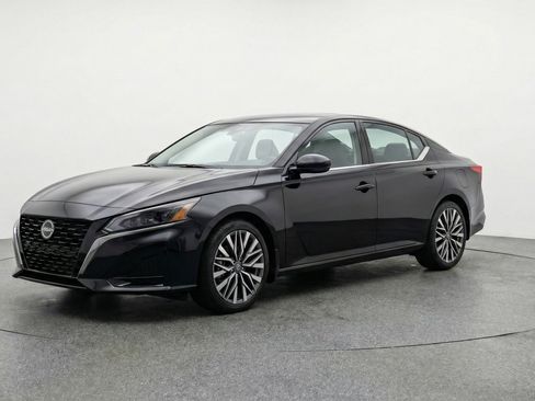 Used 2025 Nissan Altima 2.5 SV image 3