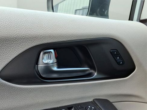 Used 2023 Chrysler Pacifica Touring-L FWD image 17