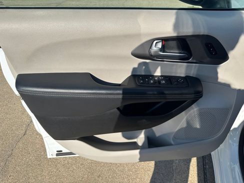 Used 2023 Chrysler Pacifica Touring-L FWD image 12