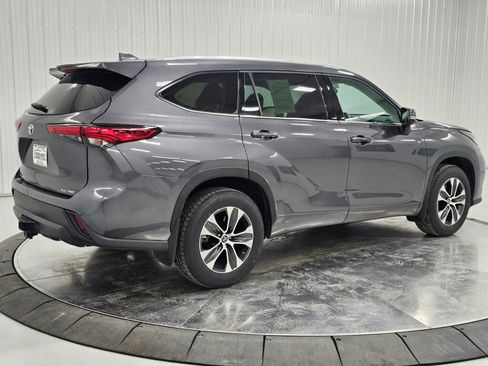 Used 2022 Toyota Highlander XLE image 5