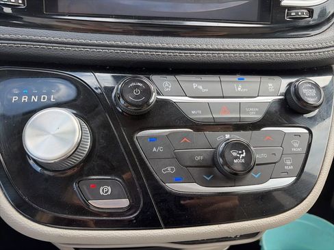 Used 2021 Chrysler Pacifica Touring-L image 21