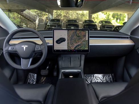 Used 2021 Tesla Model Y Long Range image 39