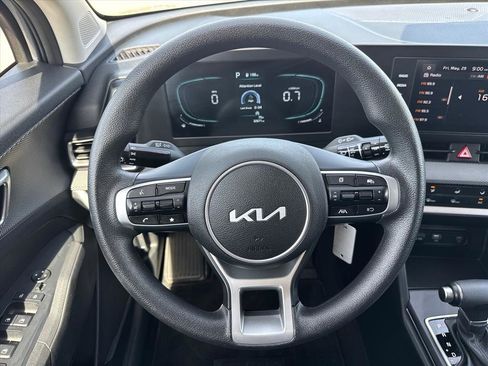 Used 2025 Kia Sportage LX FWD image 11