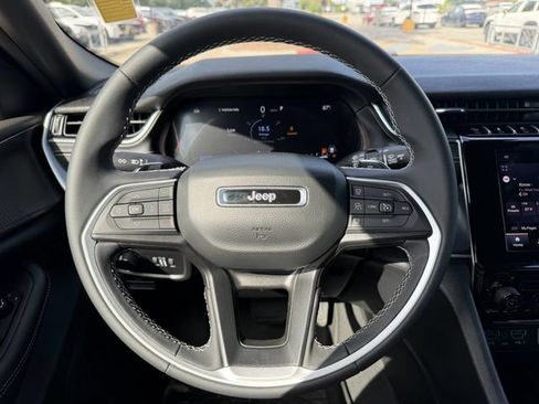 Used 2025 Jeep Grand Cherokee L Laredo RWD image 15