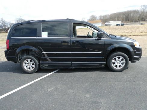 Used 2010 Chrysler Town & Country Touring image 5