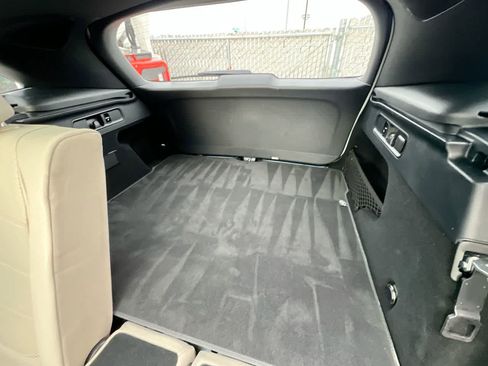 Used 2024 Mercedes-Benz GLC 300 4MATIC image 24